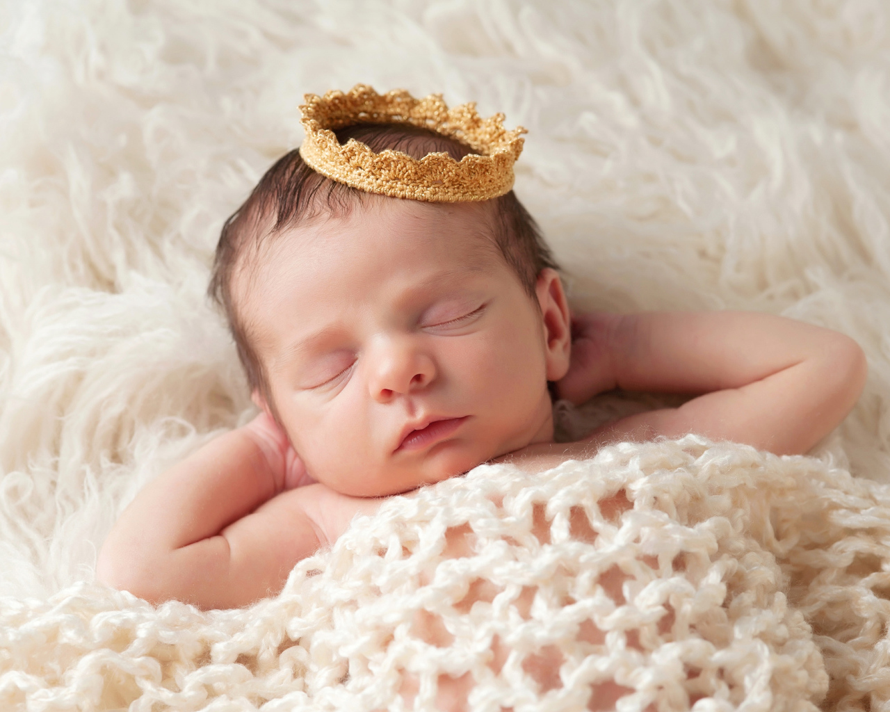 Спящий младенец девочка с короной на голове