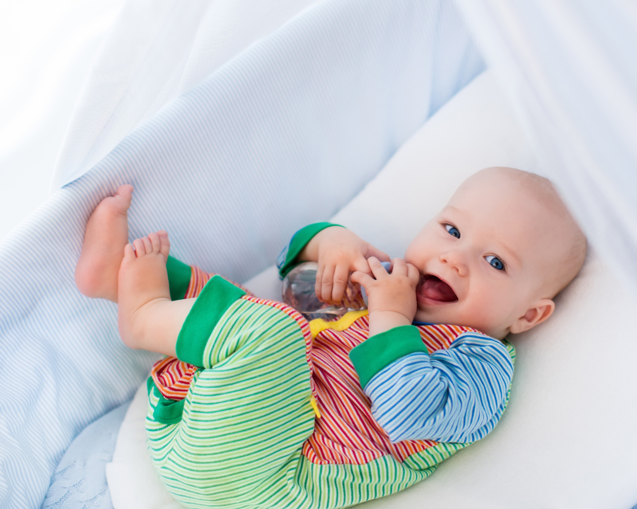 Маленький грудной ребенок в кроватке