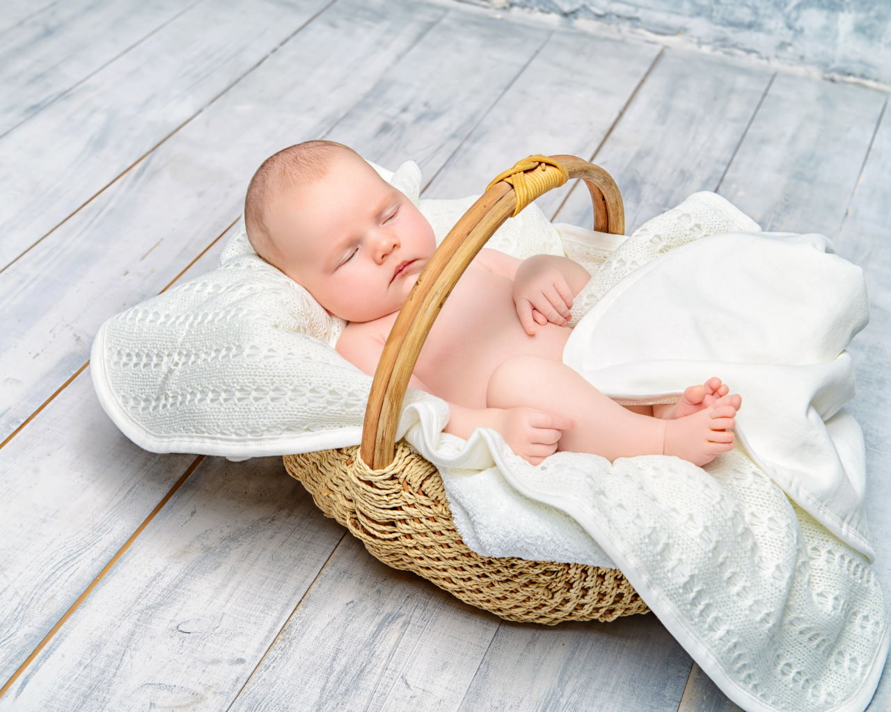 Маленький младенец спит в корзине