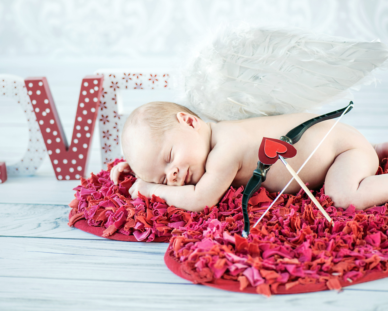 Маленький ребенок в костюме купидона