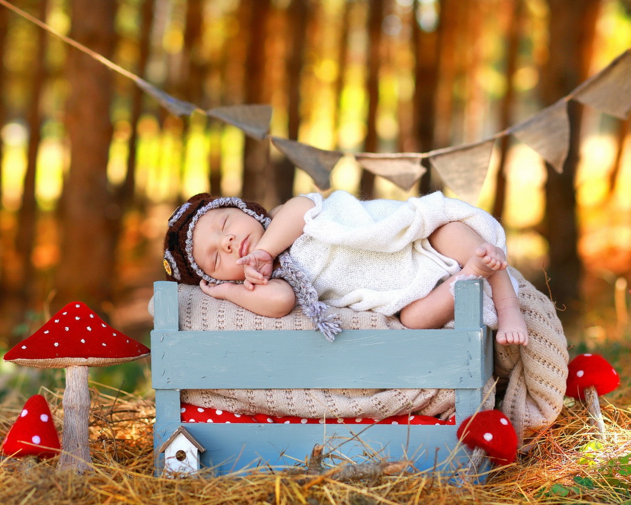 Маленький ребенок спит на природе 