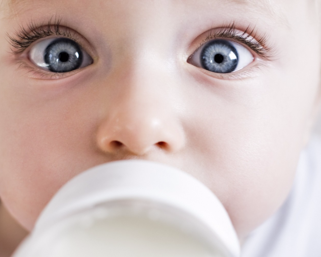 Маленький ребенок с большими голубыми глазами 