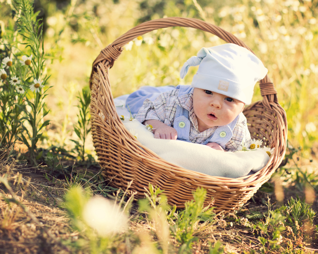 Маленький милый младенец лежит в корзине