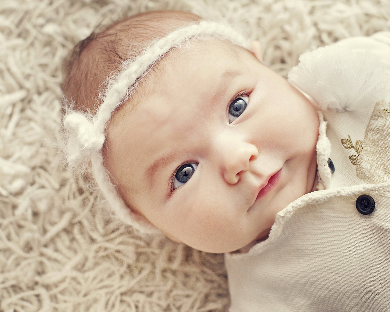 Красивая голубоглазая малышка с повязкой на голове