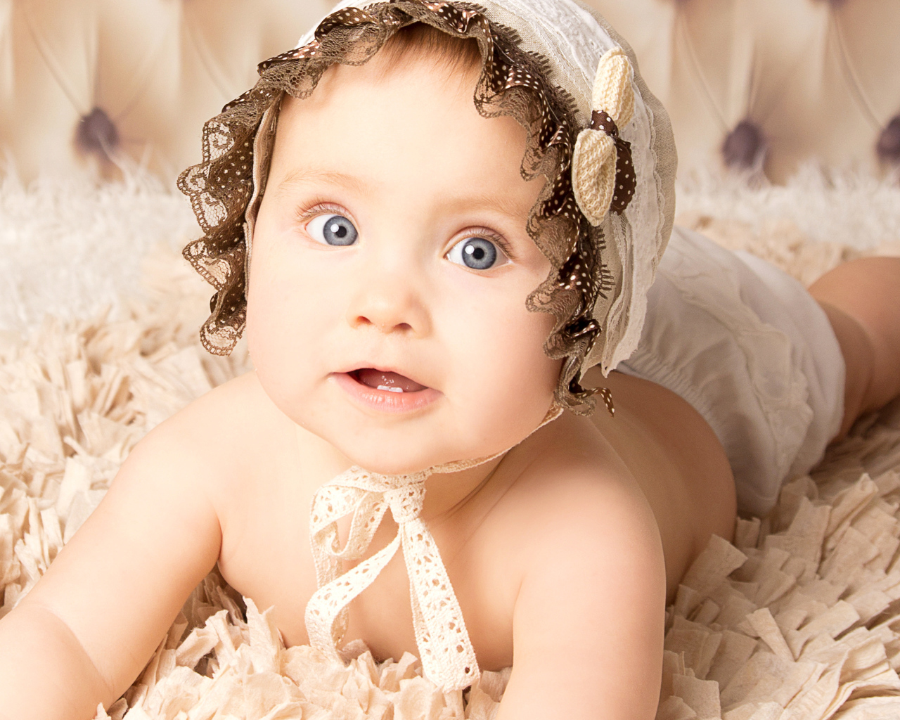 Красивая голубоглазая девочка в шапке