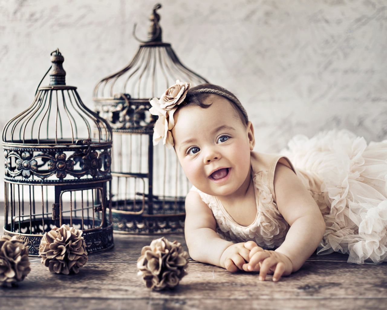 Красивая девочка с железными клетками для птиц