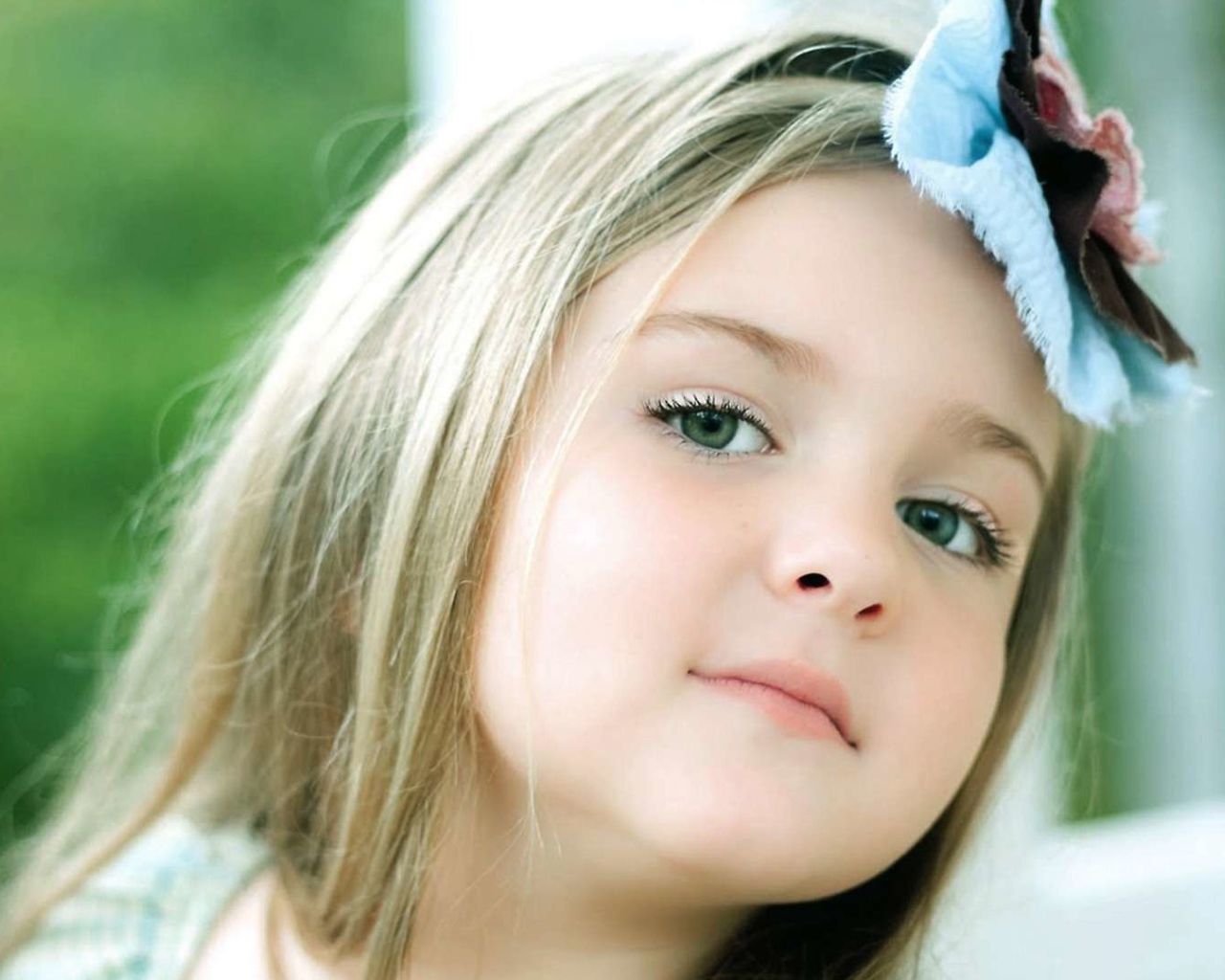 Красивая зеленоглазая девочка с заколкой в волосах 