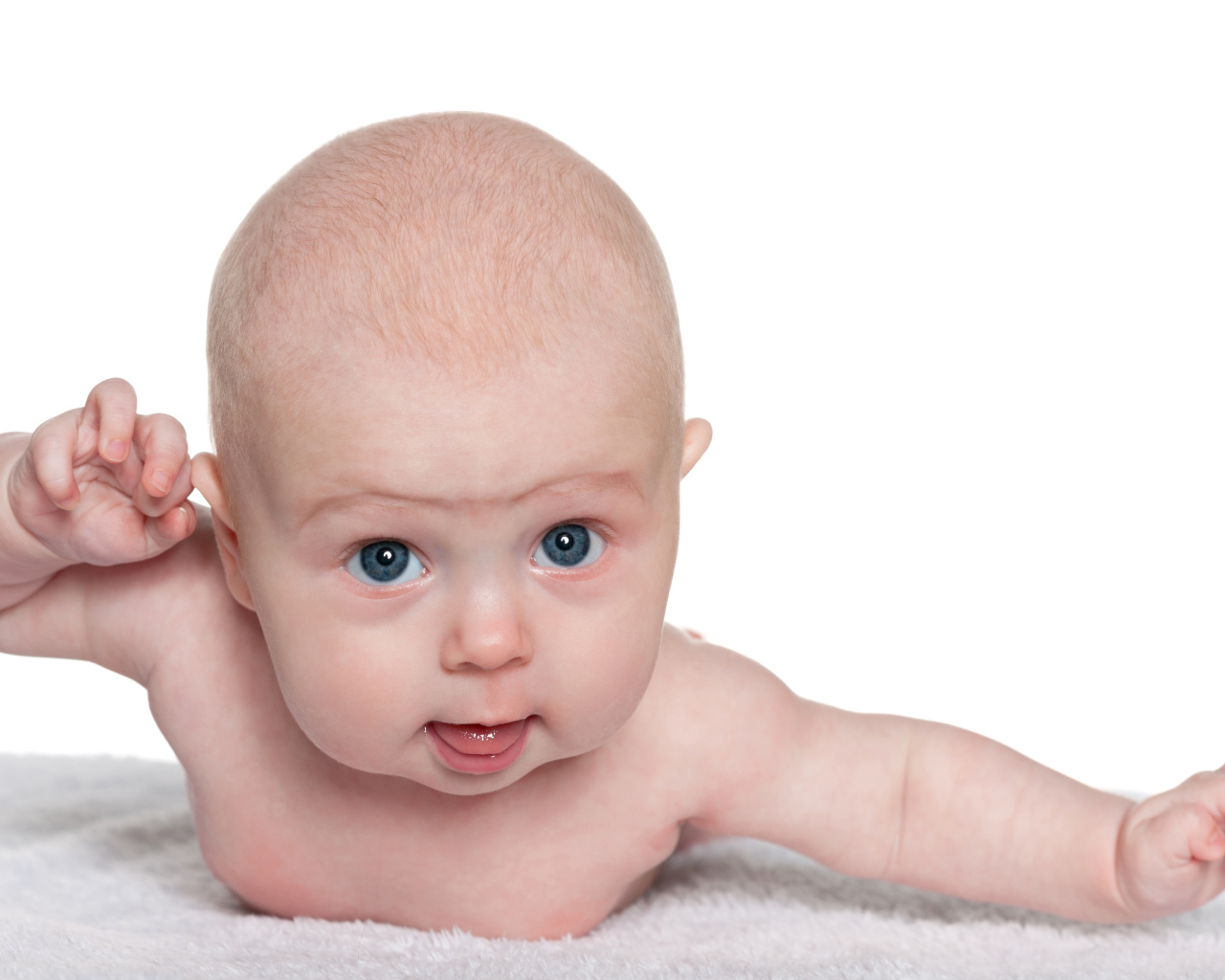 Голубоглазый малыш лежит на белом фоне