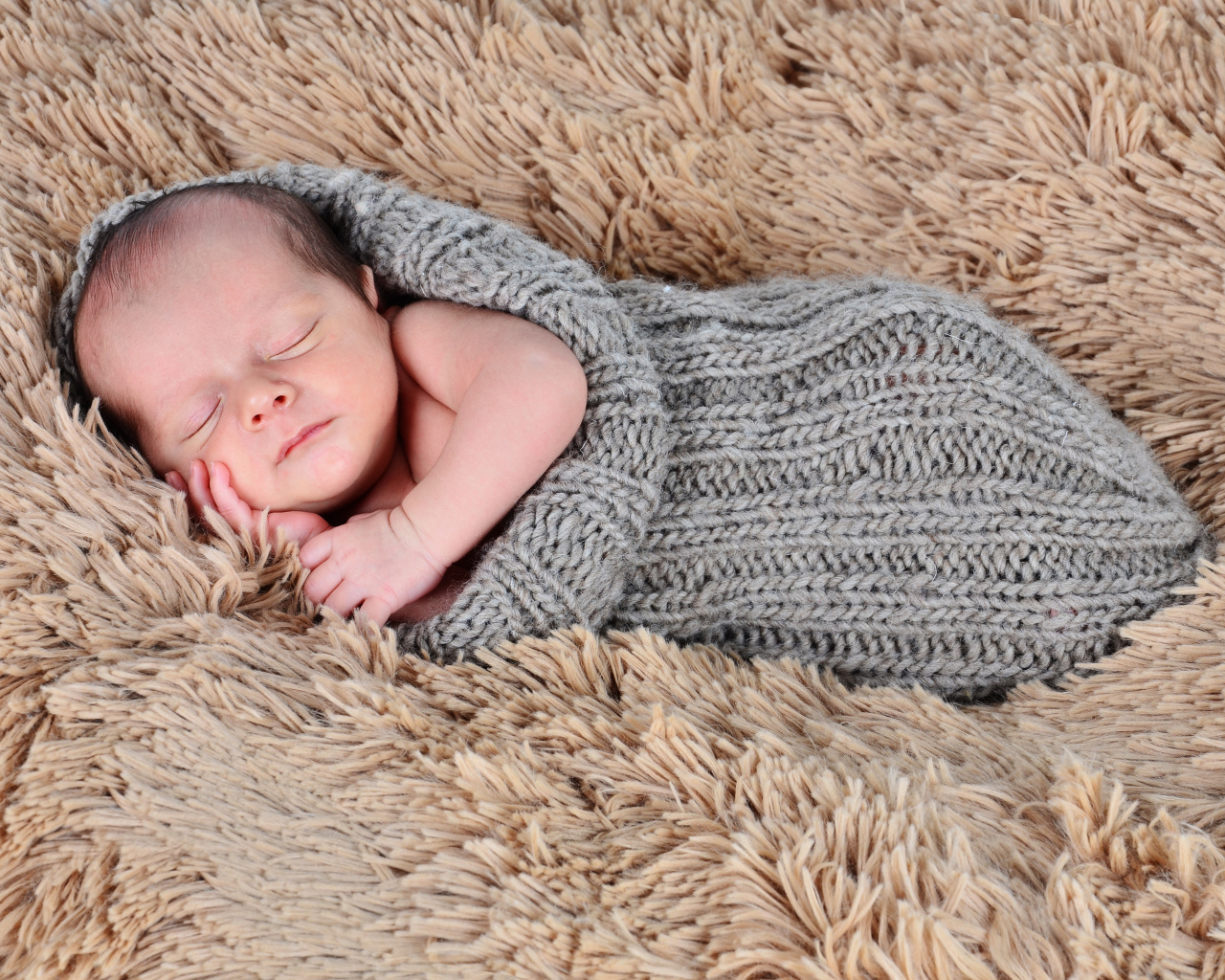 Милый спящий маленький мальчик 