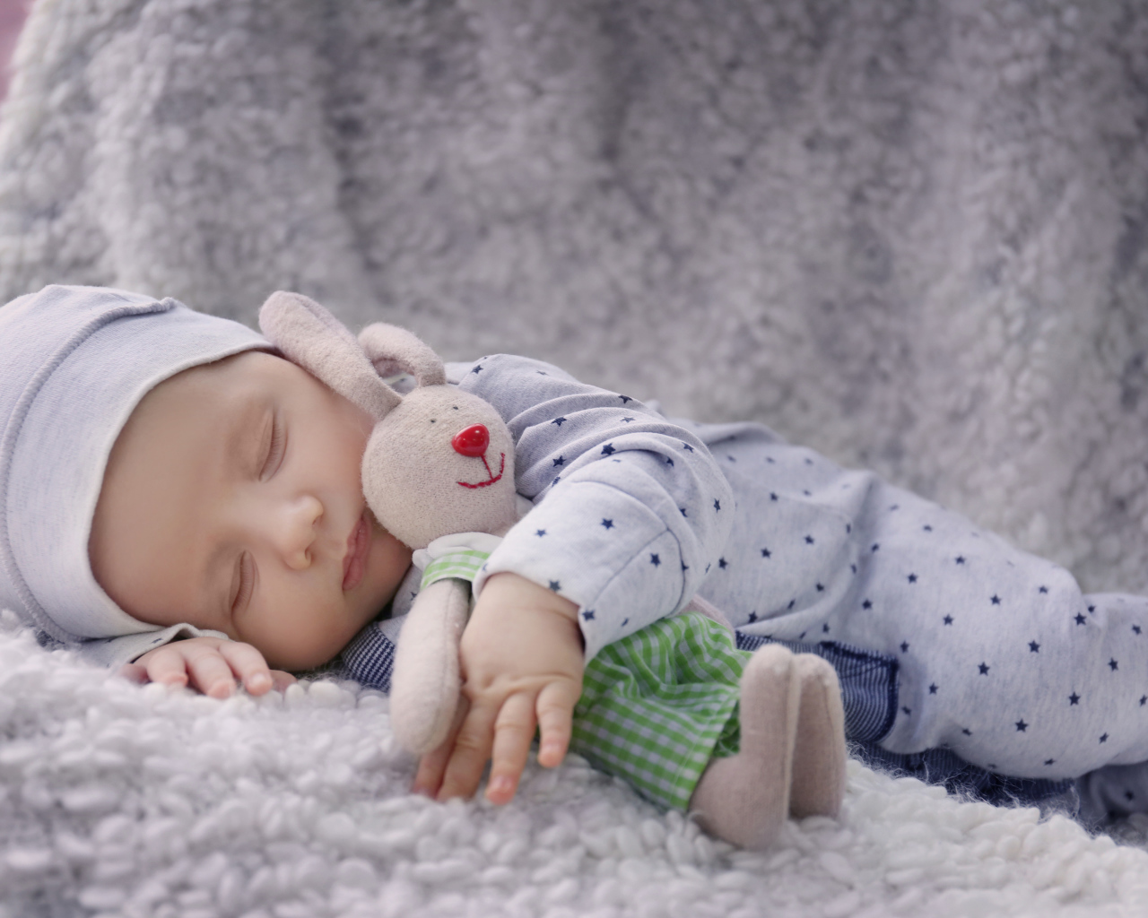 Милый спящий ребенок с игрушкой