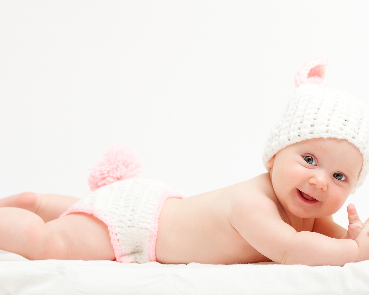 Милый улыбающийся младенец в вязаном костюме