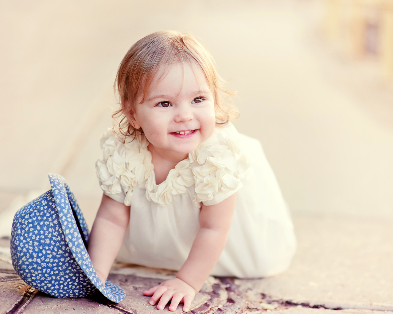 Милая улыбающаяся девочка в белом платье