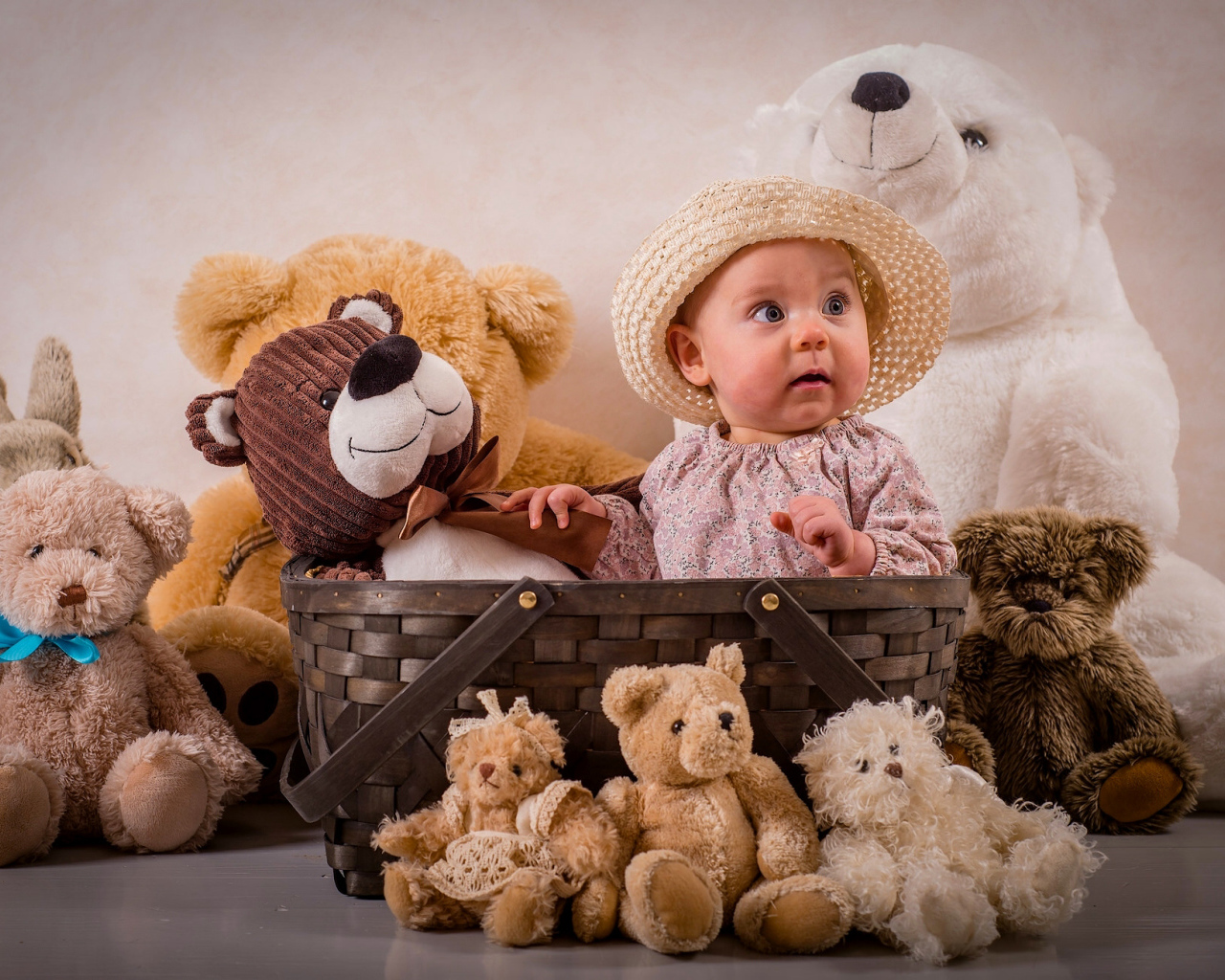 Забавный грудной ребенок в корзине с мягкими игрушками