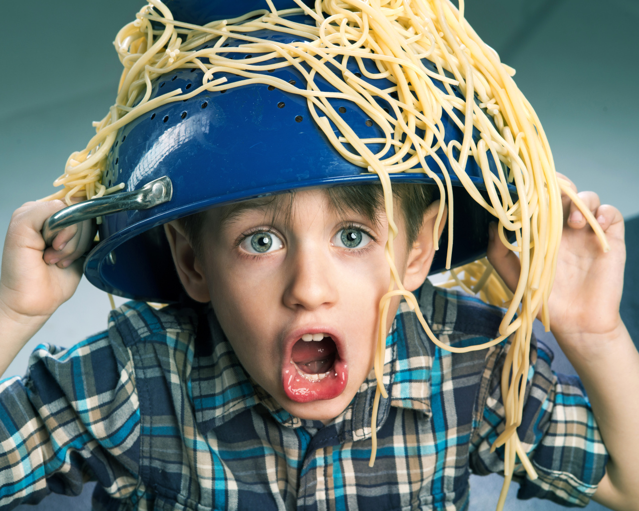 Смешной мальчик со спагетти на голове
