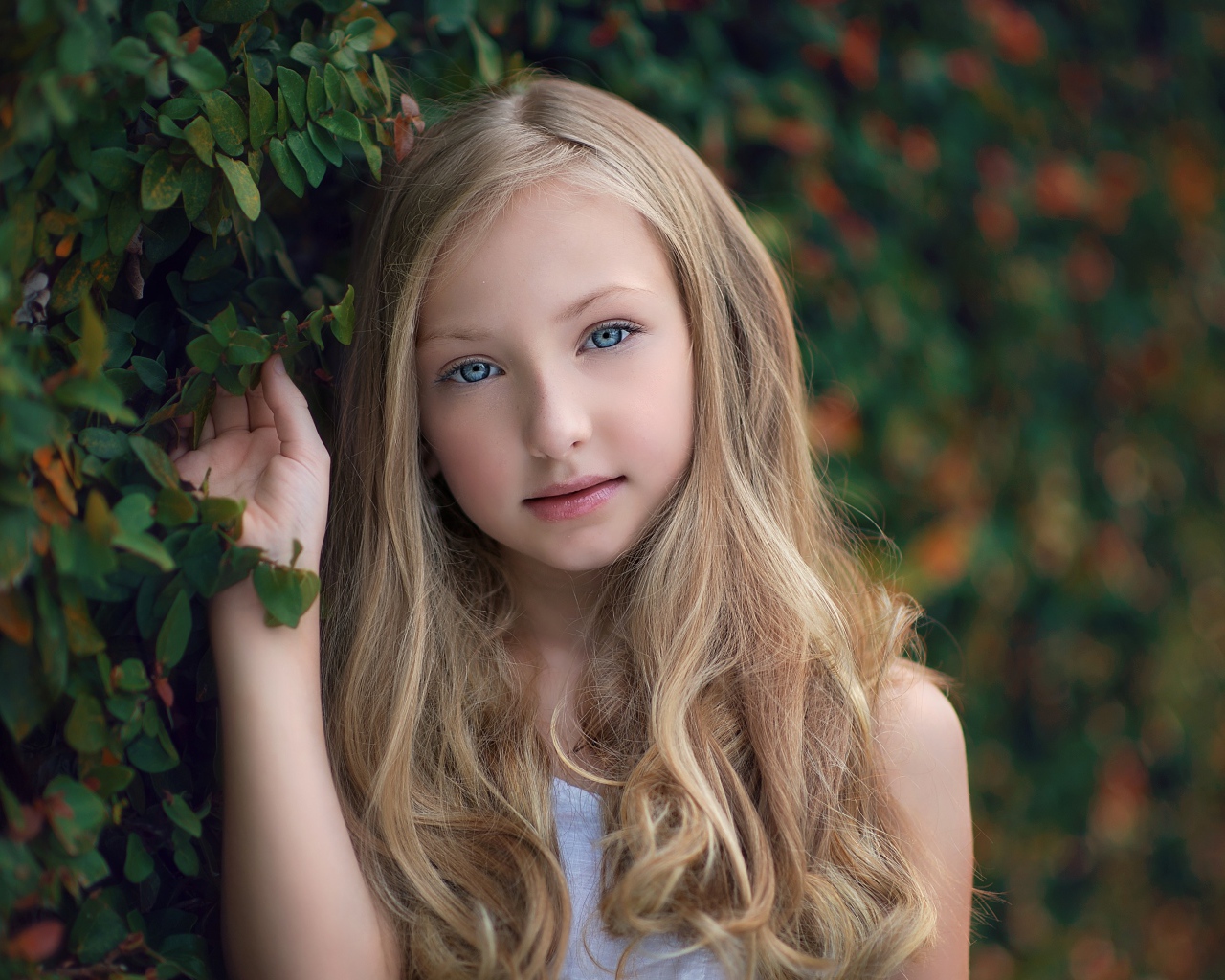 Нежная голубоглазая девочка блондинка