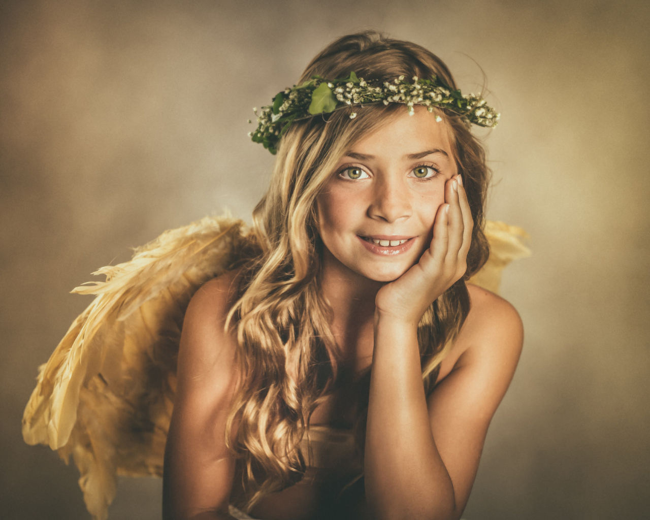 Зеленоглазая красивая девочка с крыльями ангела