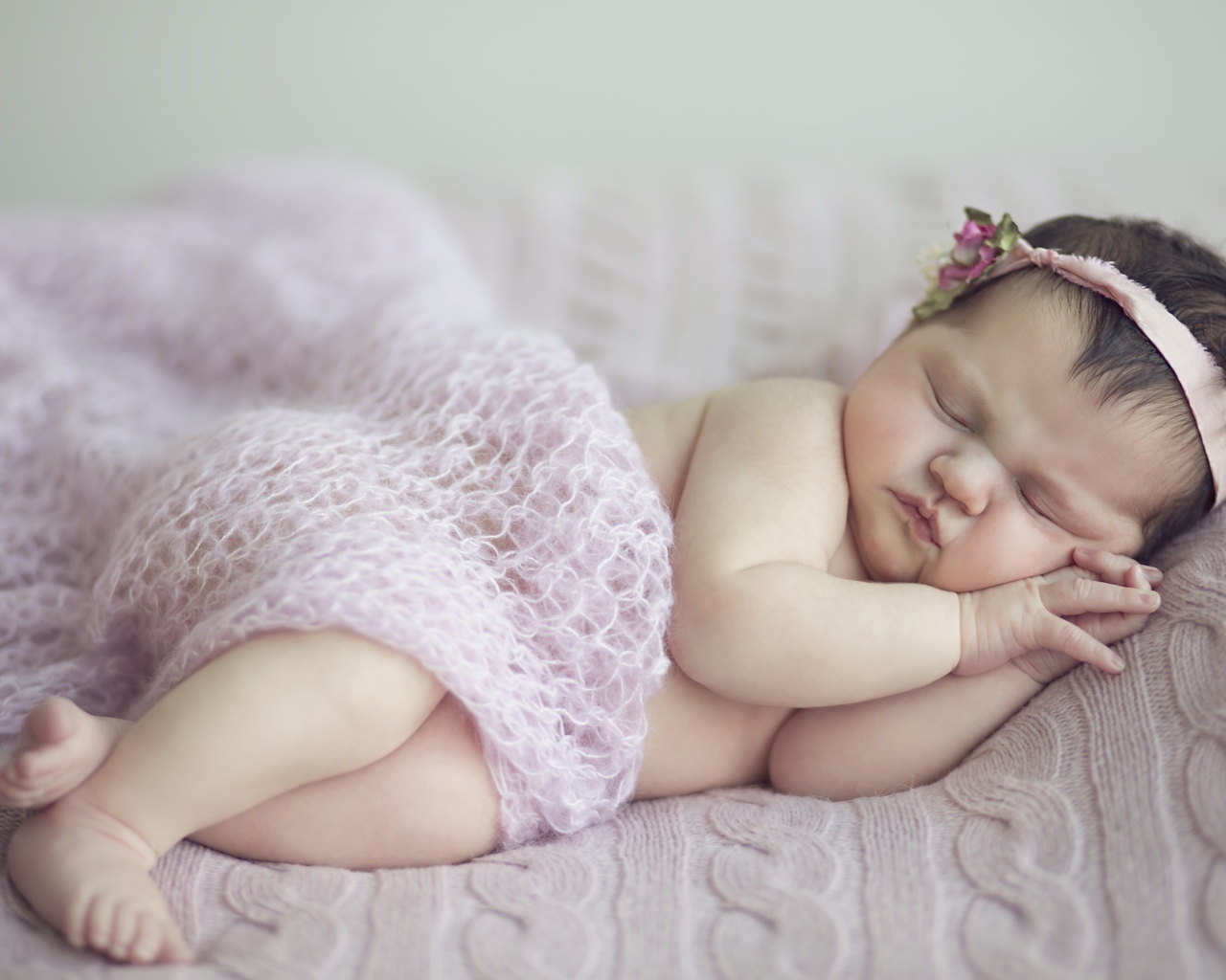 Маленький спящий младенец девочка 