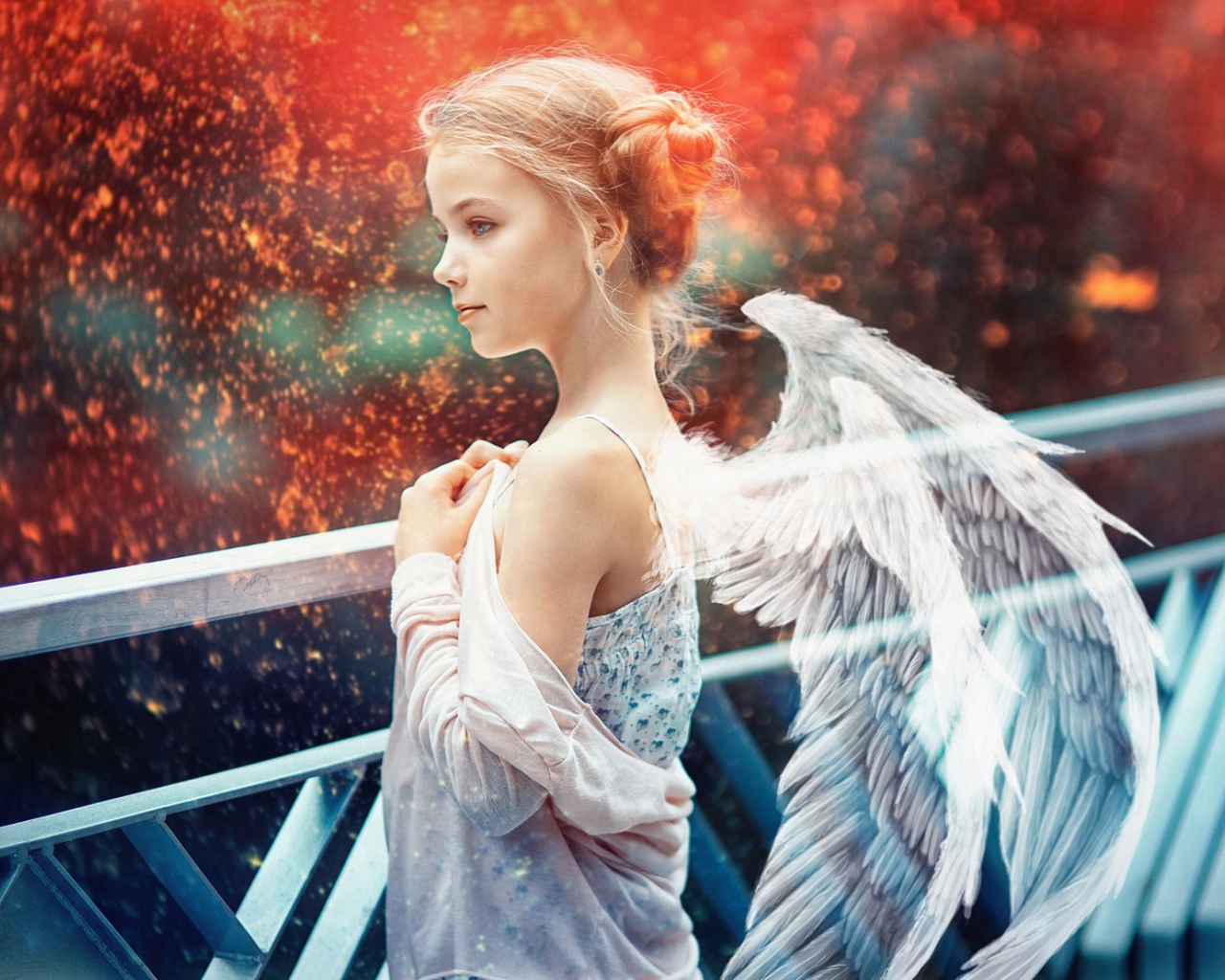 Маленькая красивая девочка с крыльями ангела