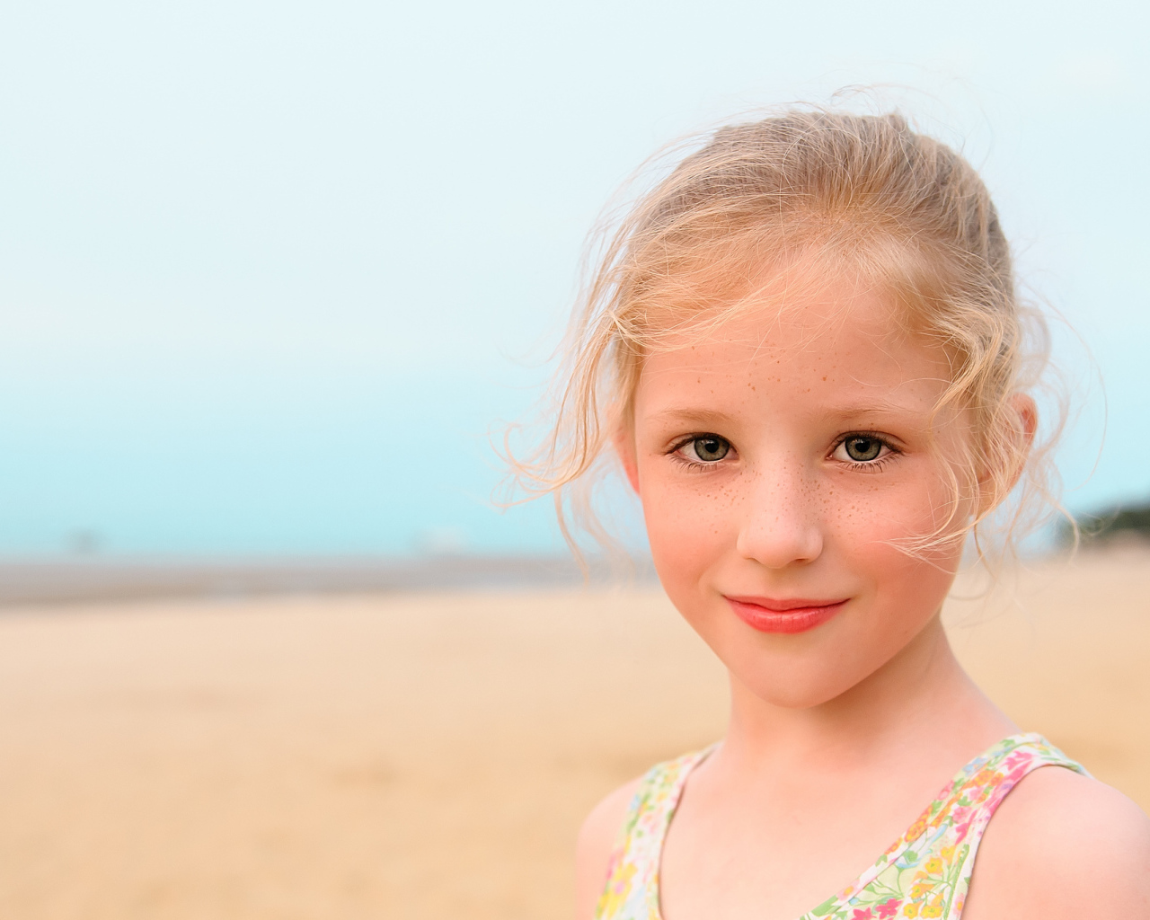 Маленькая красивая девочка с веснушками на лице