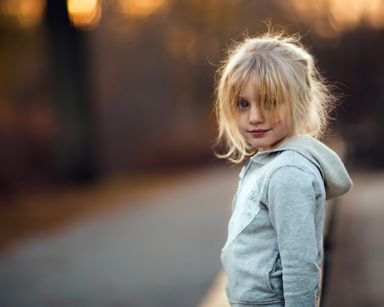 Маленькая девочка блондинка в серой кофте