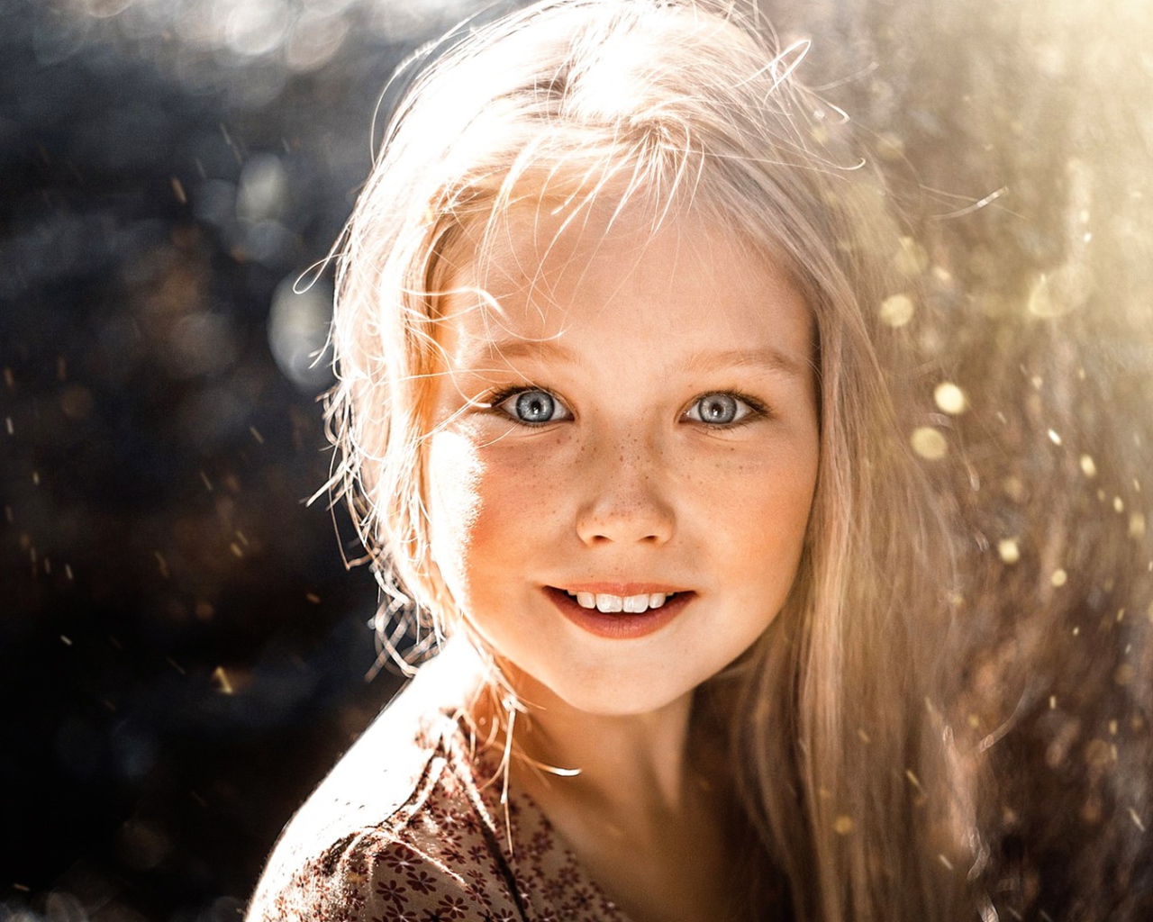 Маленькая светловолосая девочка с красивыми глазами 