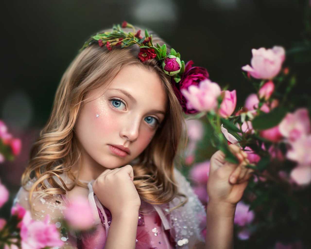 Маленькая голубоглазая девочка с цветами 