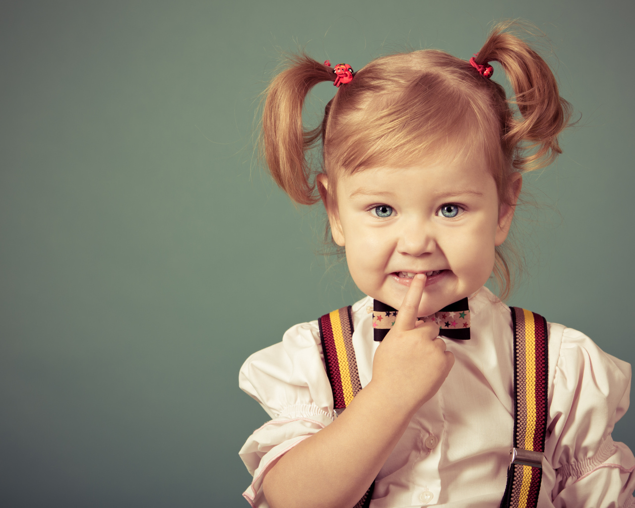 Маленькая голубоглазая девочка с хвостиками