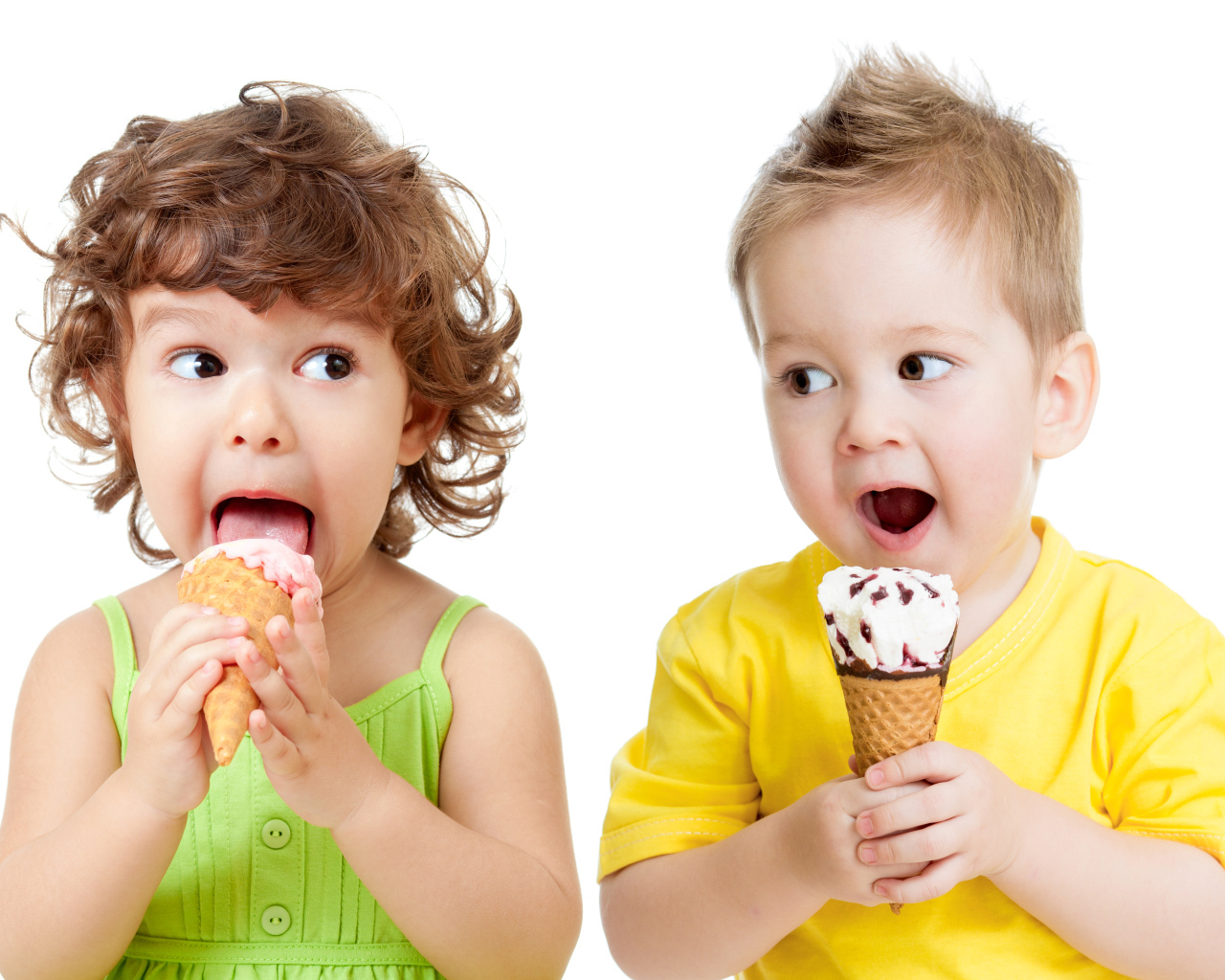 Маленькие мальчик и девочка едят вкусное мороженое