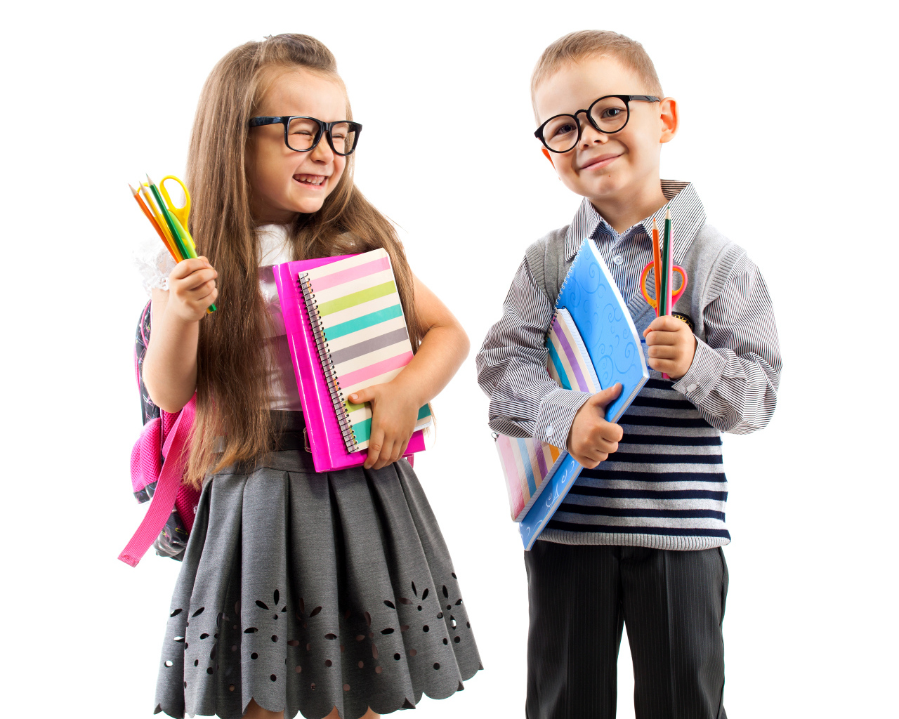 Маленькие мальчик и девочка готовятся к школе