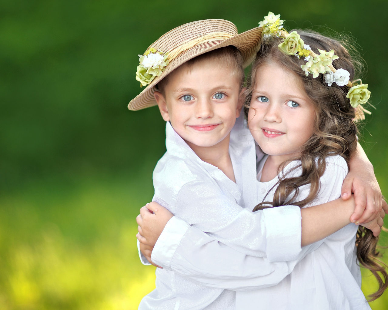 Маленькие мальчик и девочка обнимают друг друга