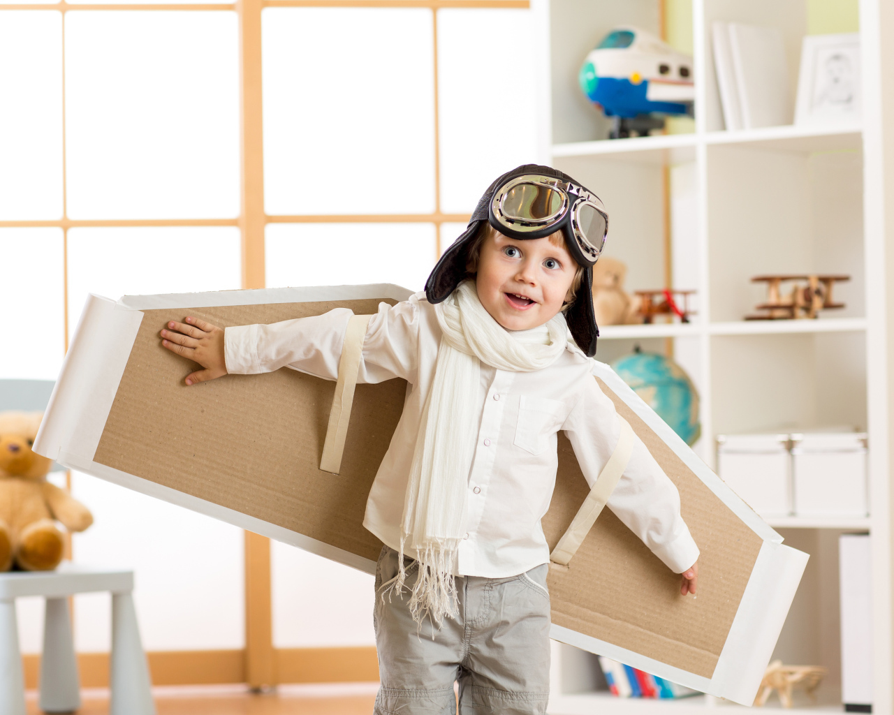 Маленький мальчик будущий летчик