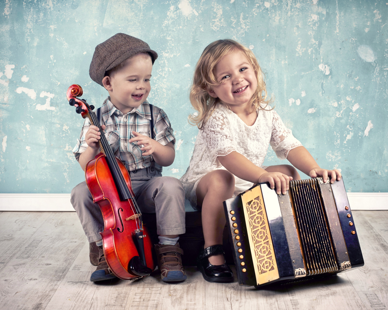 Маленький мальчик со скрипкой и девочка с гармошкой