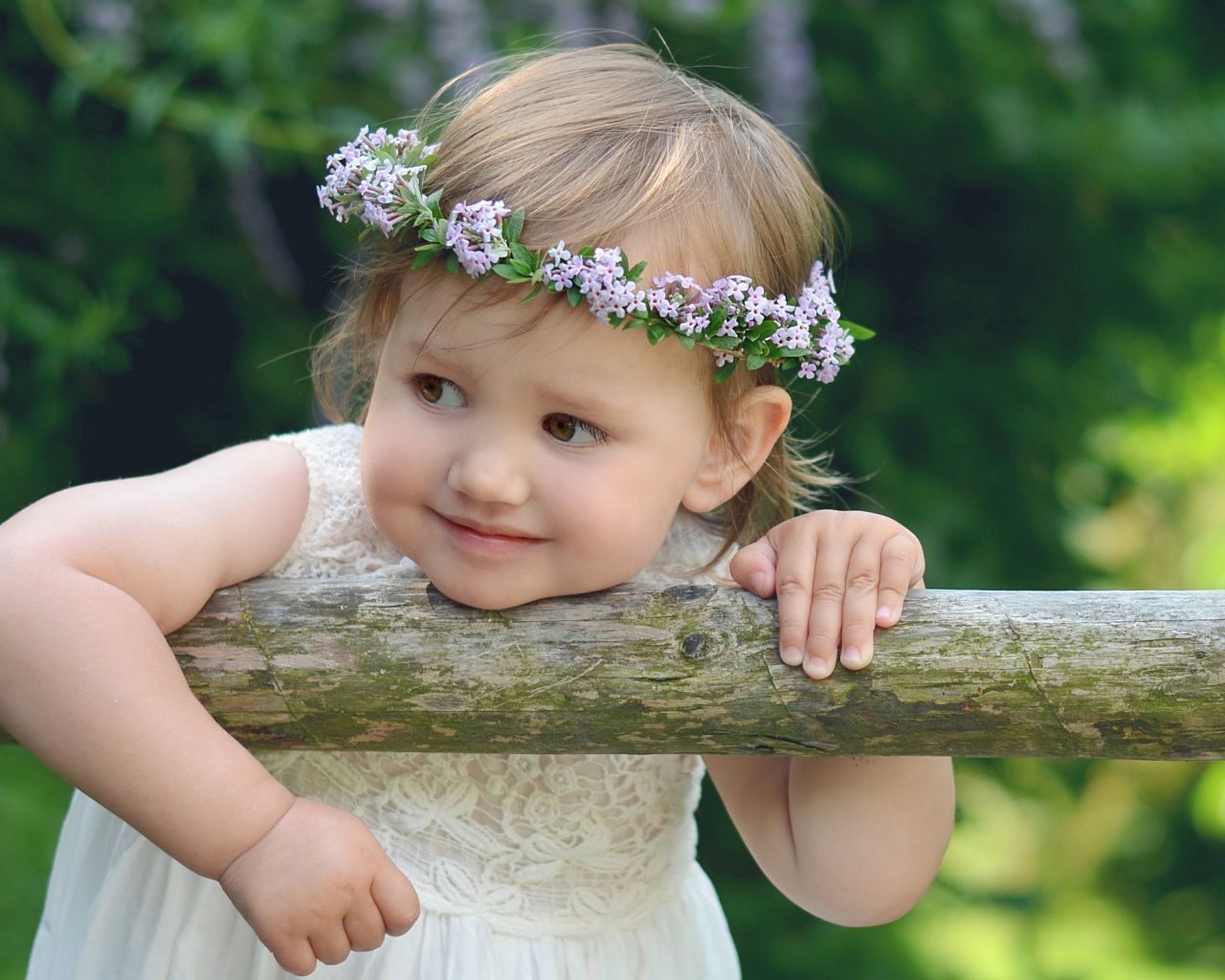 Маленькая кареглазая девочка с венком на голове