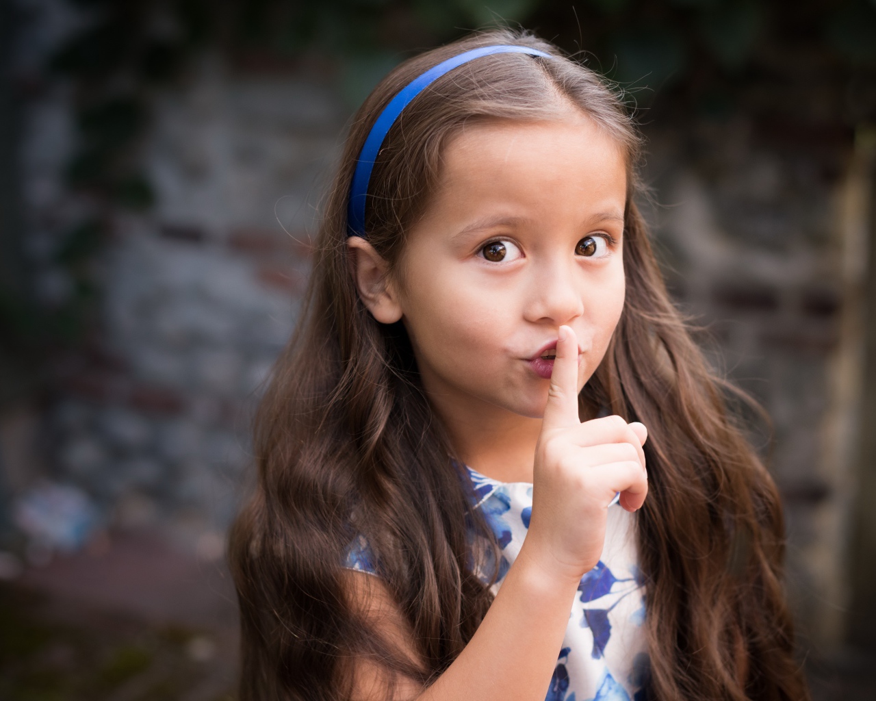 Маленькая кареглазая девочка с длинными волосами