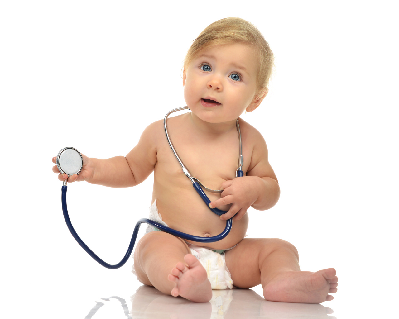 Маленький ребенок со стетоскопом на белом фоне