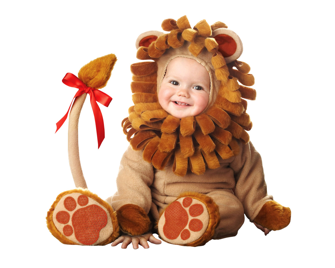 Маленький милый ребенок в костюме львенка на белом фоне