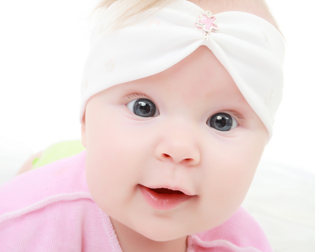 Маленькая милая девочка с большими голубыми глазами