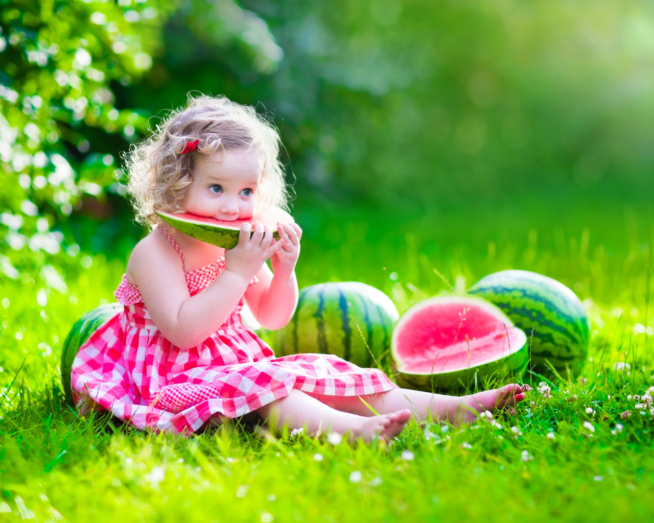 Маленькая девочка ест сладкий арбуз 
