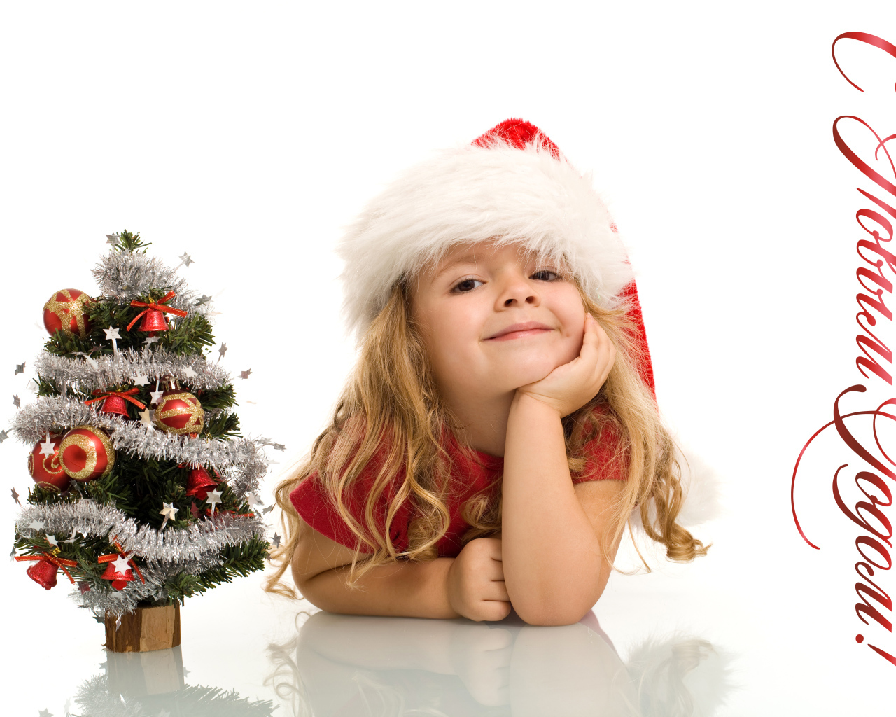 Маленькая девочка в новогоднем костюме на белом фоне