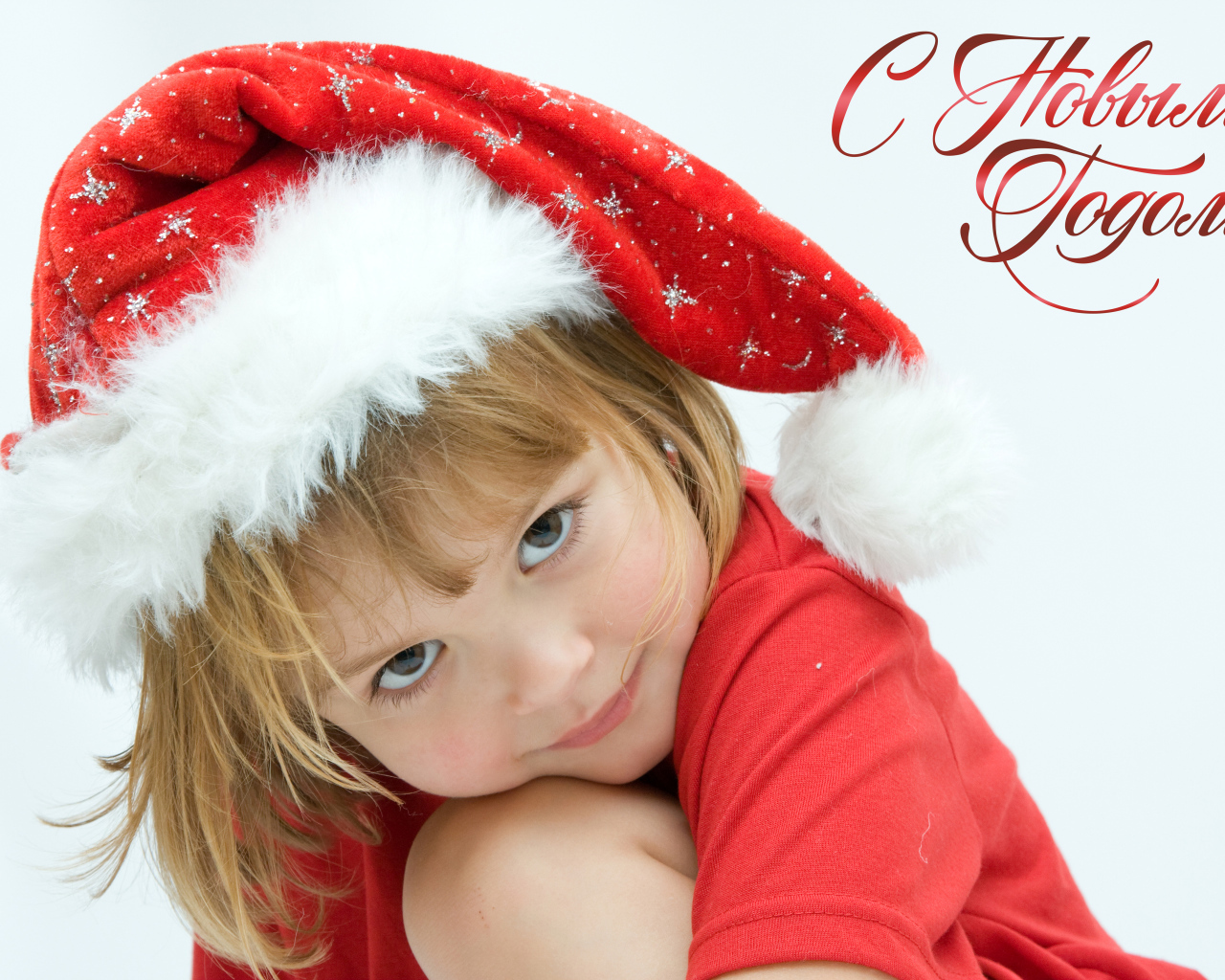 Маленькая девочка в шапке деда мороза