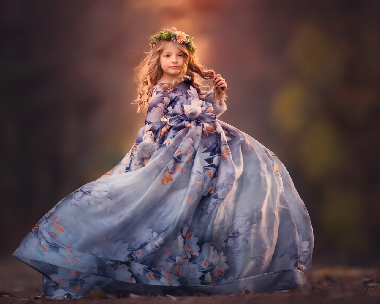 Маленькая девочка в красивом платье 