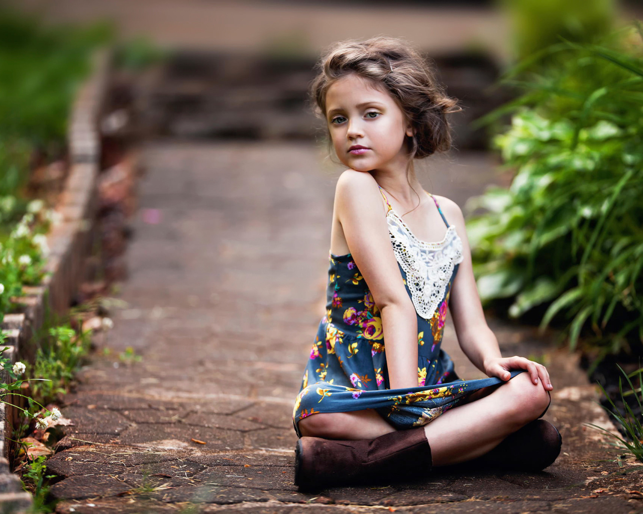 Маленькая девочка в красивом сарафане 