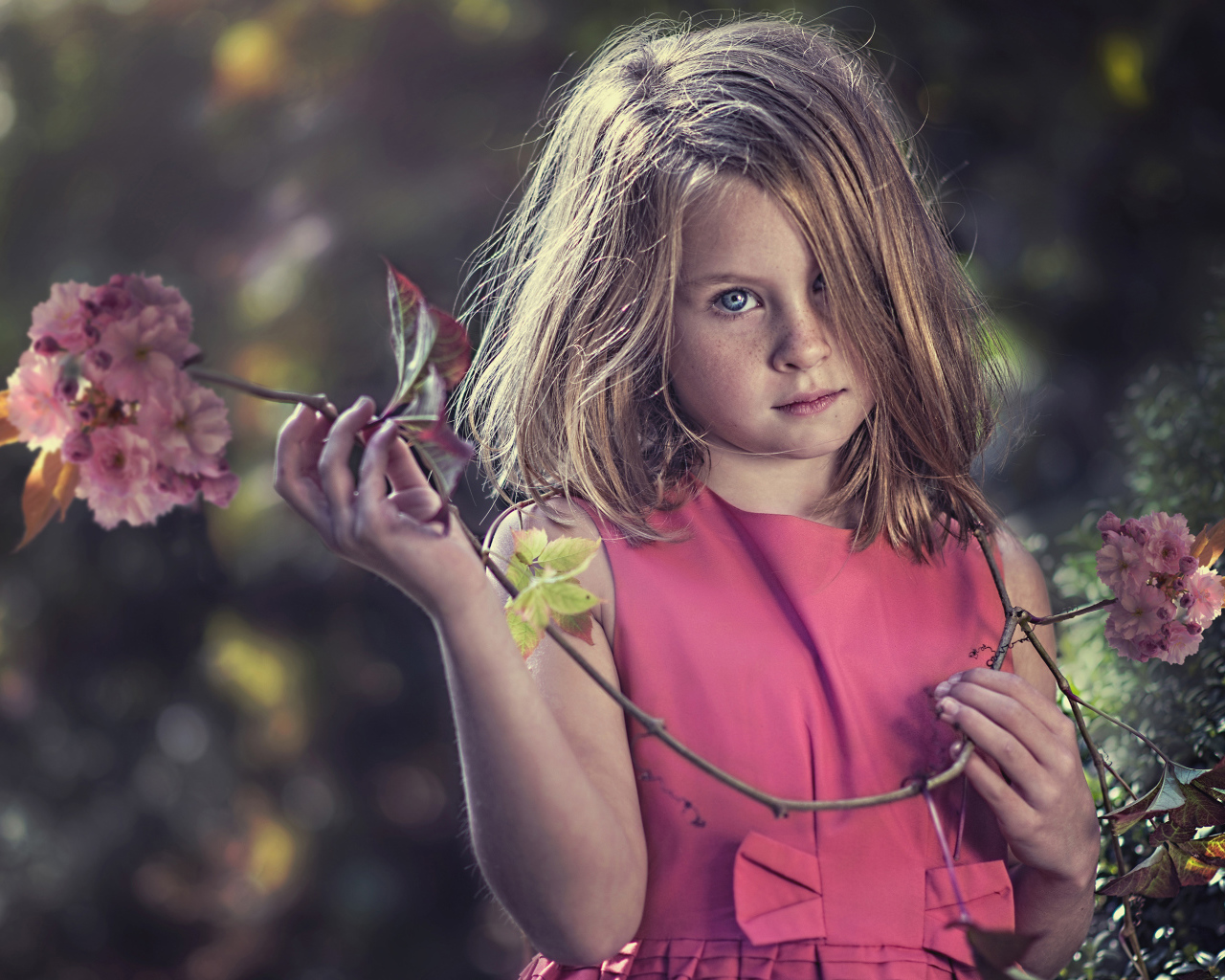 Маленькая девочка в розовом платье
