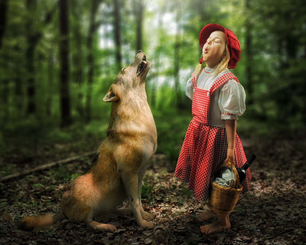 Маленькая девочка в костюме красной шапочки с волком в лесу