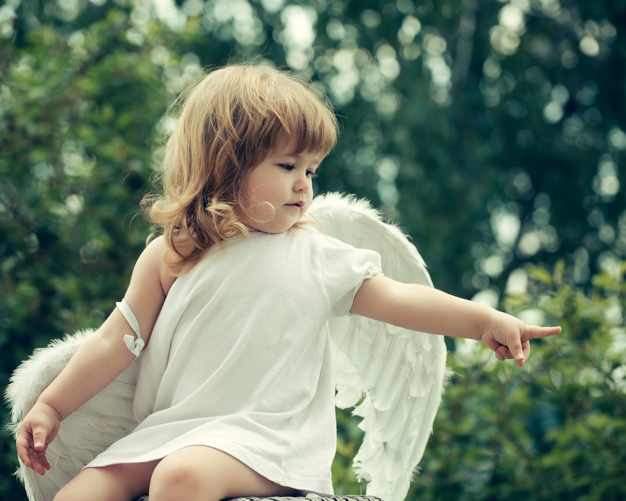 Маленькая девочка в костюме ангела