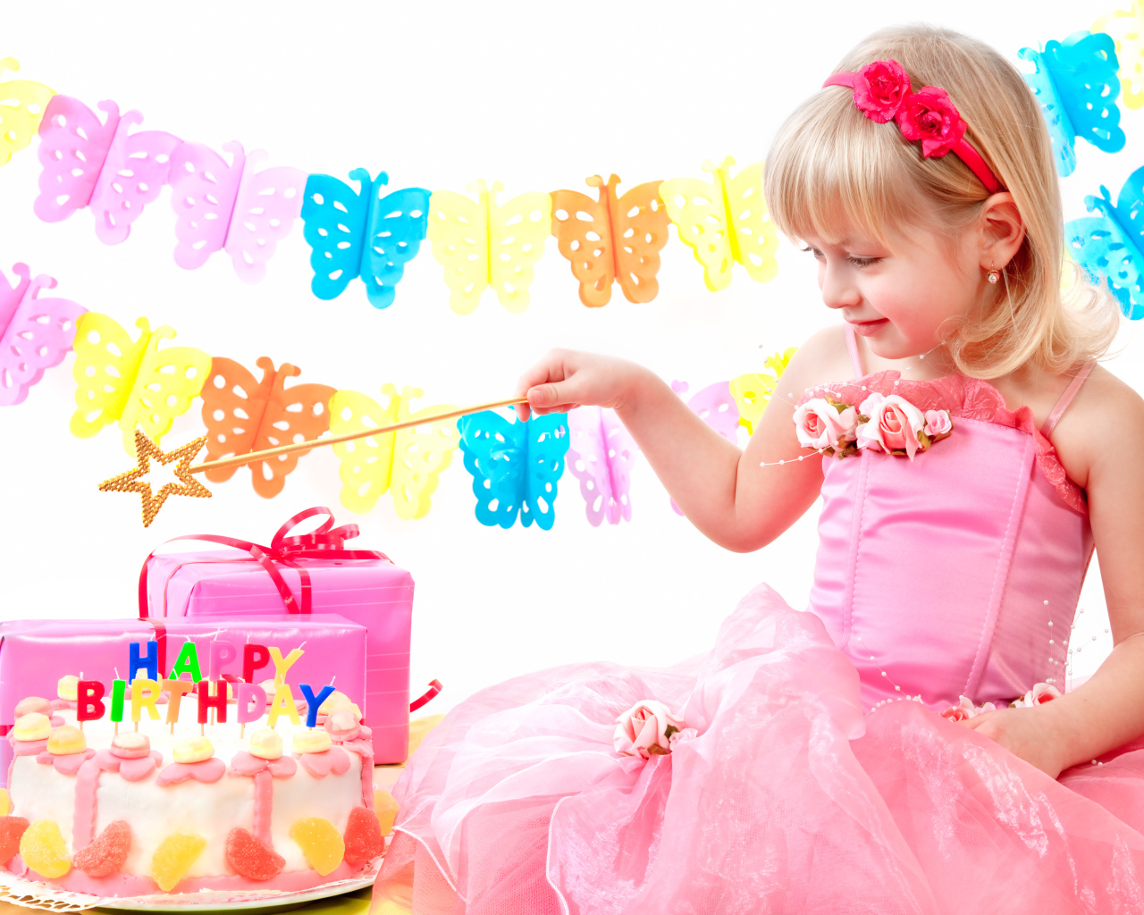 Маленькая девочка в розовом платье с тортом и подарками на День рождения