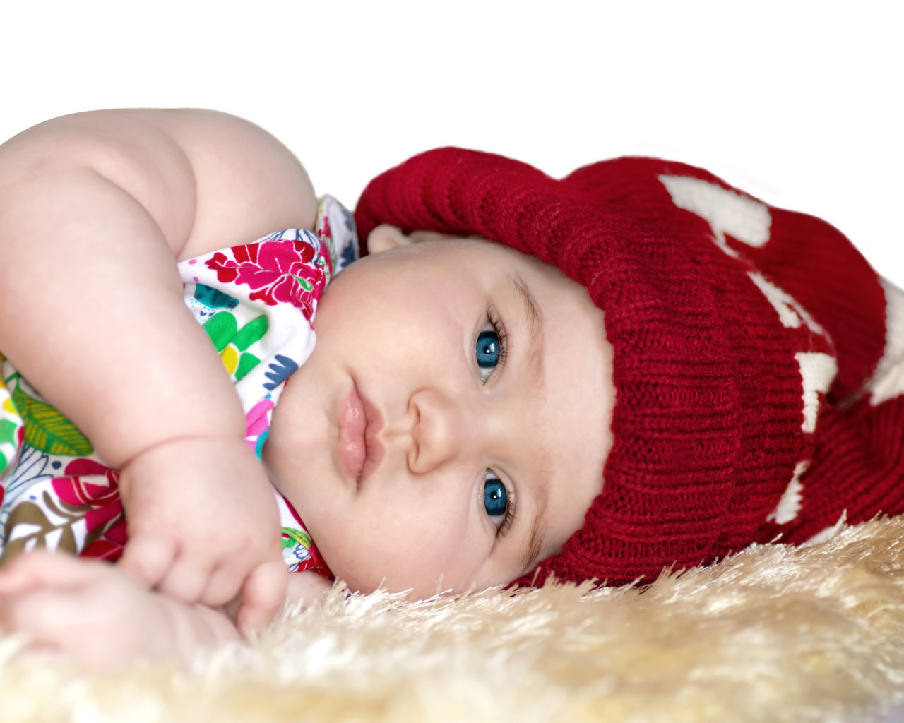 Маленькая девочка в красной вязаной шапке