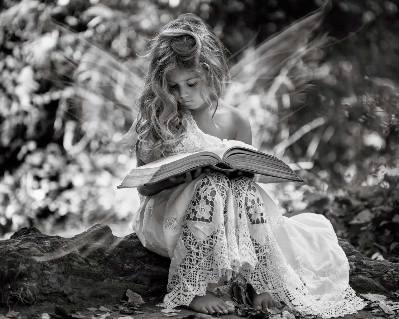 Маленькая девочка в белом платье с книгой,  черно- белое фото 