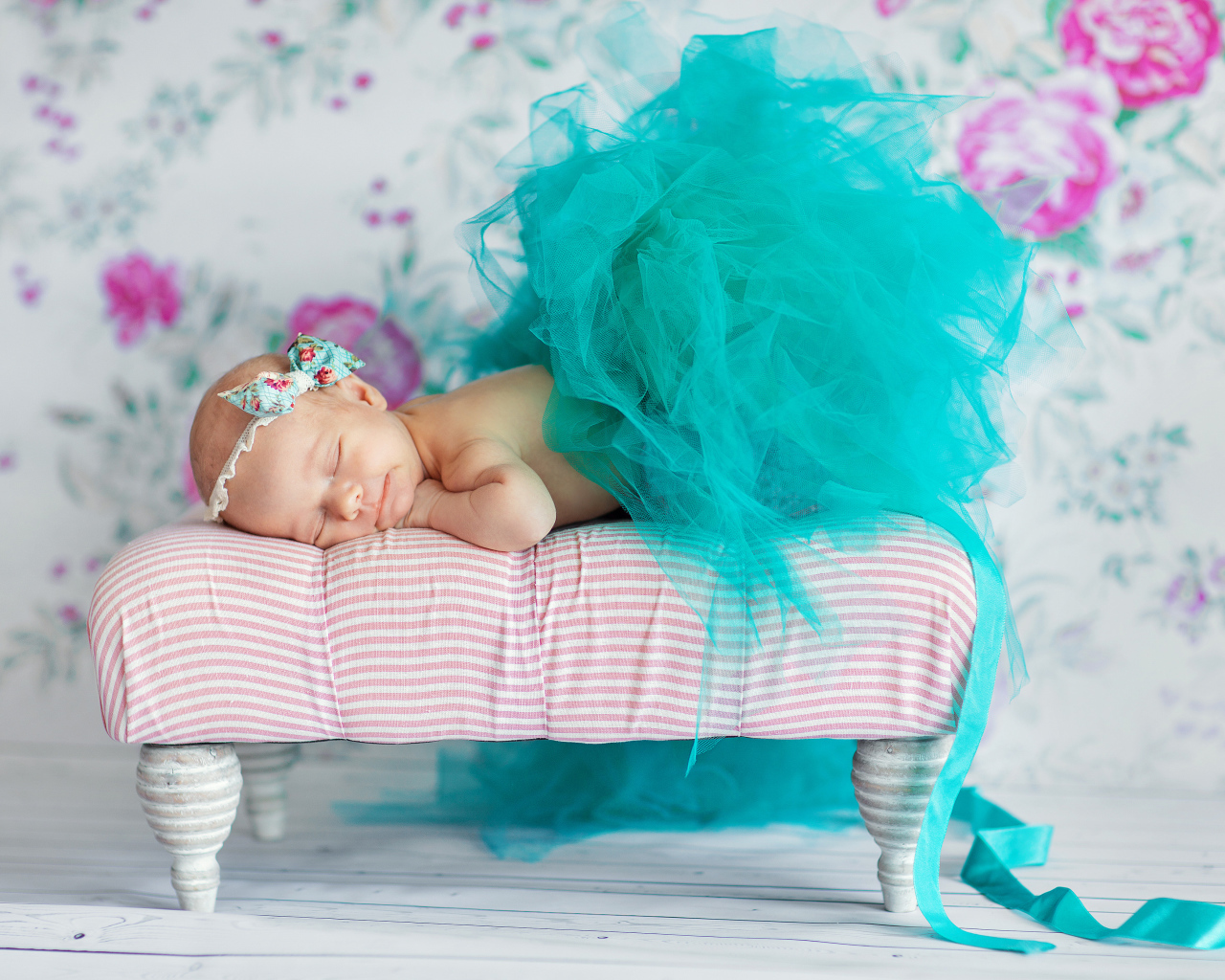 Маленькая девочка спит в красивом бирюзовом платье