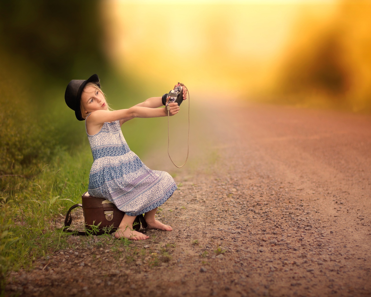 Маленькая девочка делает селфи на фотоаппарат